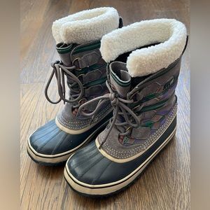 Snow boots